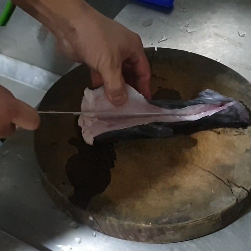 Bước 1 Sơ chế cá lăng Gỏi cá lăng trộn hành tím