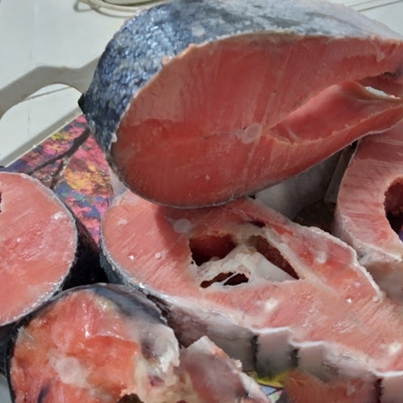 Bước 1 Sơ chế cá ngừ Cá ngừ đại dương kho thơm (dứa)