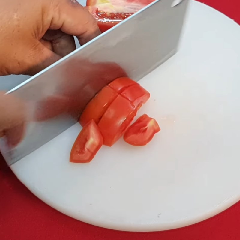 Bước 1 Sơ chế các nguyên liệu Hành tây xào cà chua