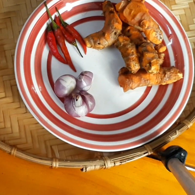 Bước 2 Sơ chế các nguyên liệu khác Thịt kho nghệ