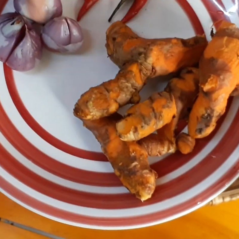 Bước 2 Sơ chế các nguyên liệu khác Thịt kho nghệ