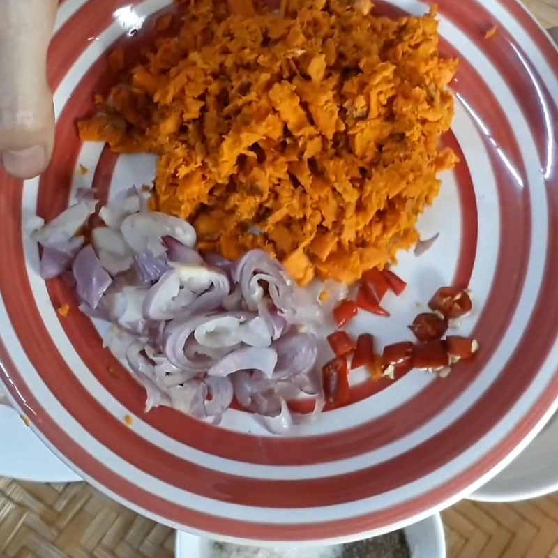 Bước 2 Sơ chế các nguyên liệu khác Thịt kho nghệ