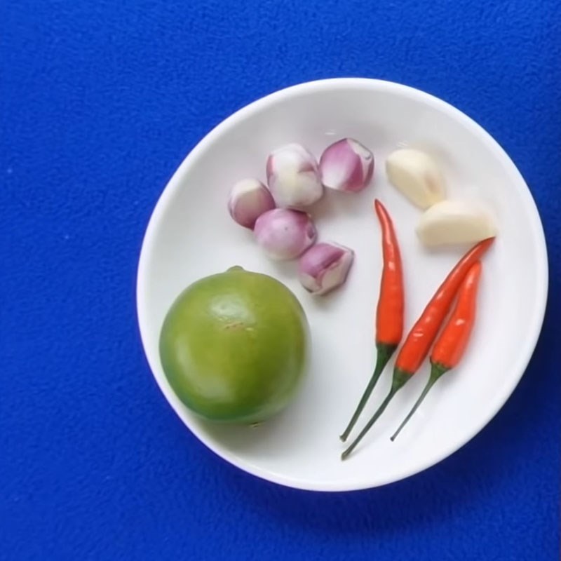 Bước 2 Sơ chế các nguyên liệu khác Thịt kho chua ngọt