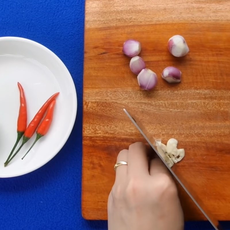 Bước 2 Sơ chế các nguyên liệu khác Thịt kho chua ngọt