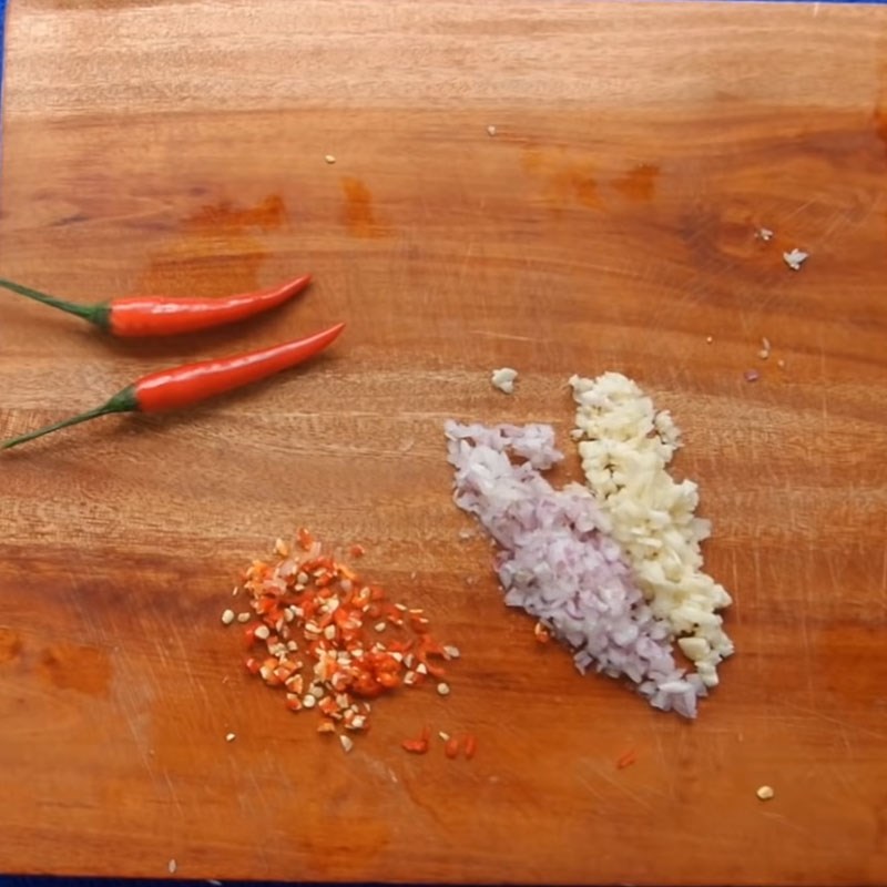 Bước 2 Sơ chế các nguyên liệu khác Thịt kho chua ngọt