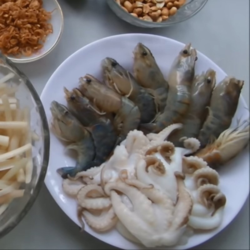Bước 2 Sơ chế các nguyên liệu khác Gỏi ngó sen tôm mực (hải sản)