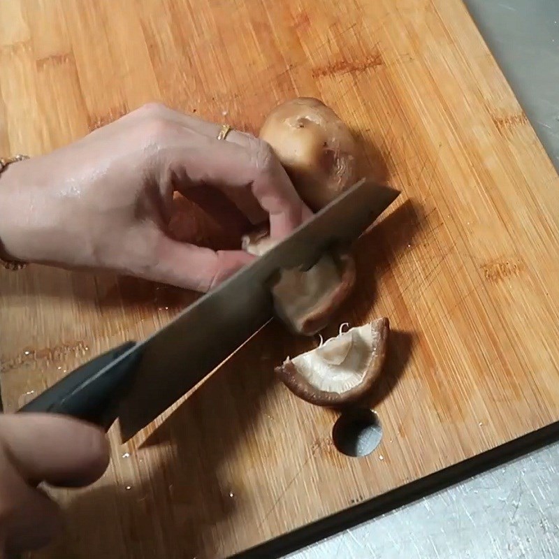 Cà rốt và nấm đông cô đã được sơ chế