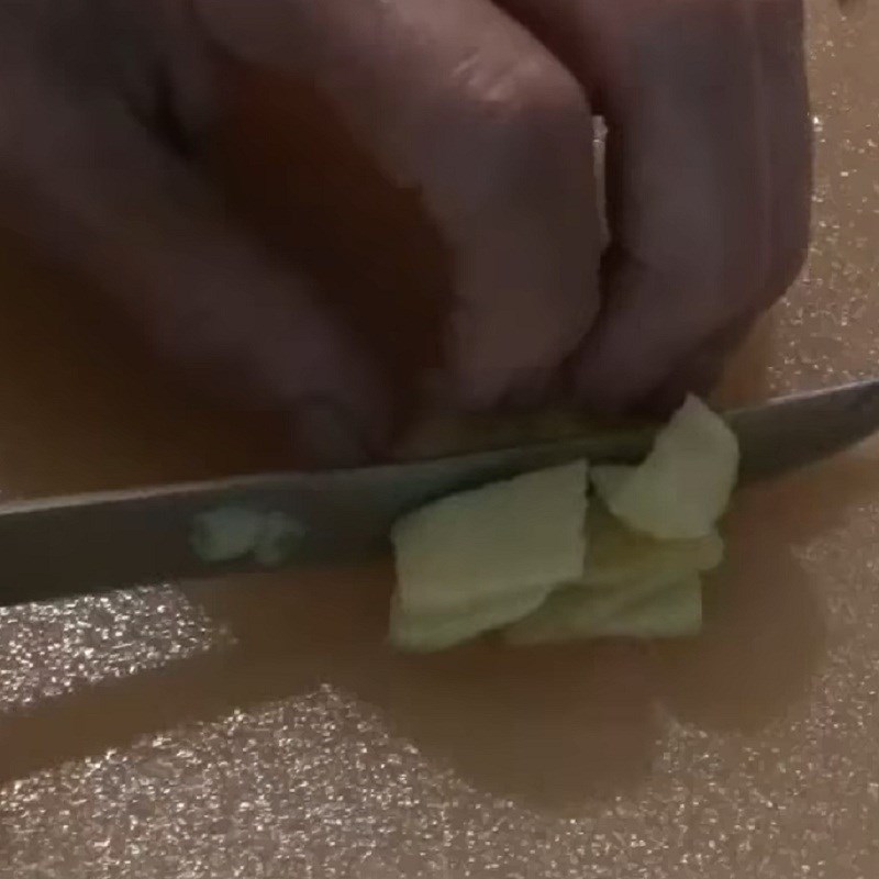 Nấm đông cô khô đang được ngâm nở
