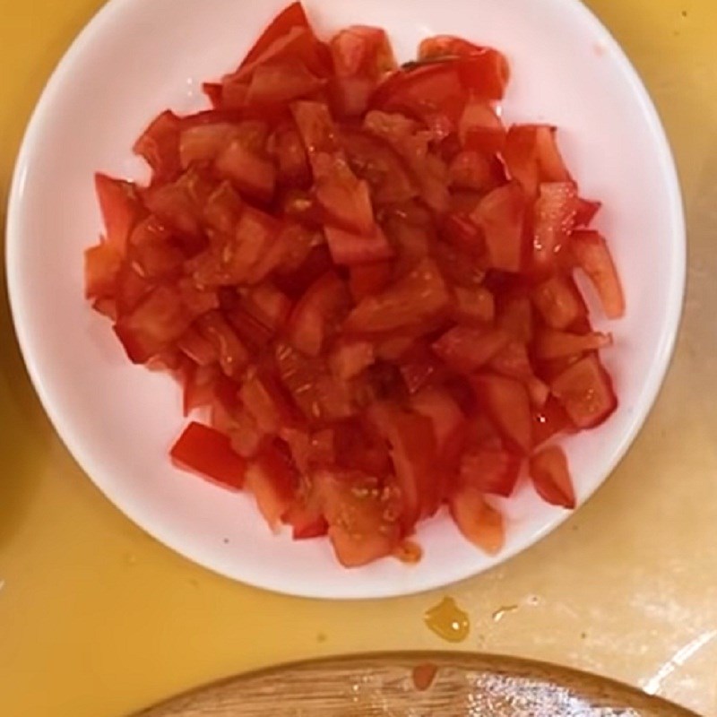Bước 2 Sơ chế các nguyên liệu khác Cá thu Nhật kho cà chua