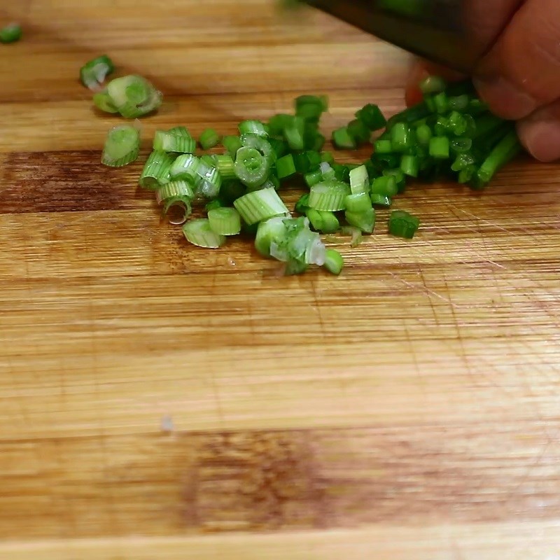 Bước 2 Sơ chế các nguyên liệu khác Móng giò kho sả ớt