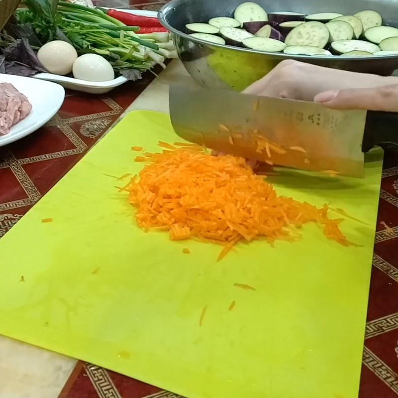 Bước 2 Sơ chế các nguyên liệu khác Cà tím nhồi thịt sốt cà chua