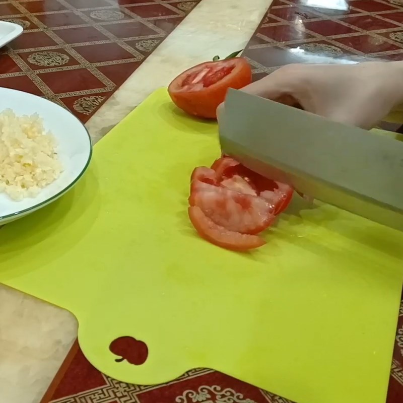 Bước 2 Sơ chế các nguyên liệu khác Cà tím nhồi thịt sốt cà chua