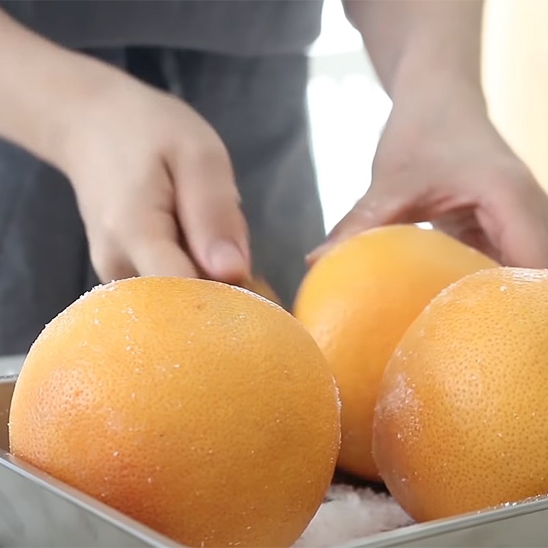 Bước 1 Sơ chế, cắt bưởi Bưởi ngâm đường