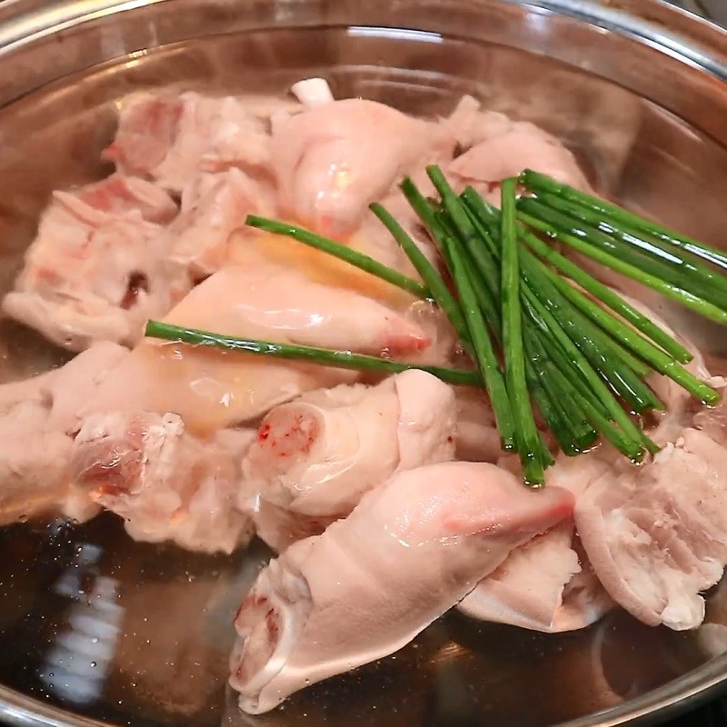 Bước 1 Sơ chế và trụng móng giò Móng giò kho sả ớt
