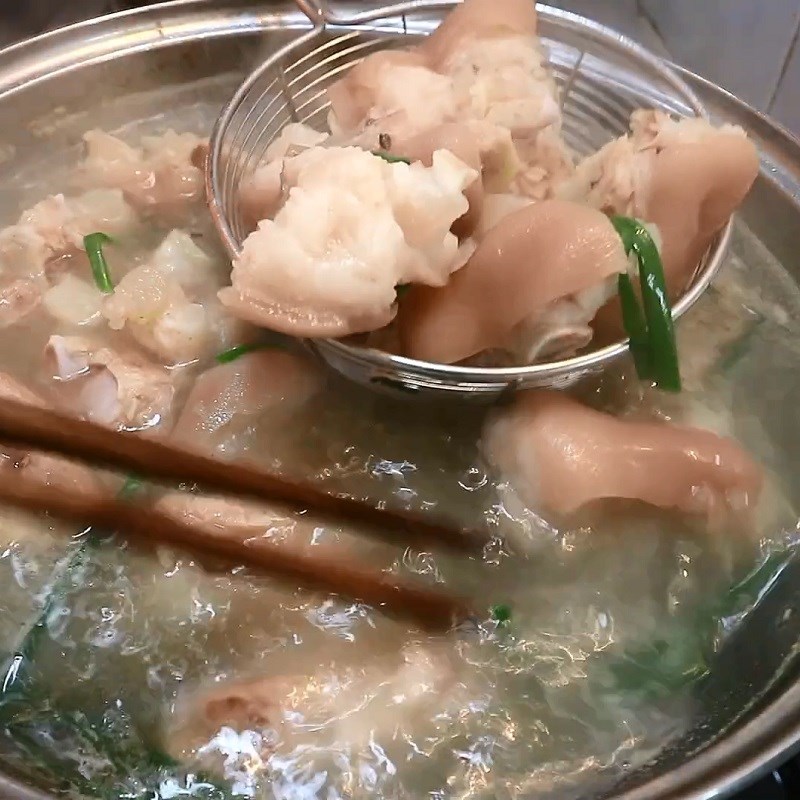 Bước 1 Sơ chế và trụng móng giò Móng giò kho sả ớt