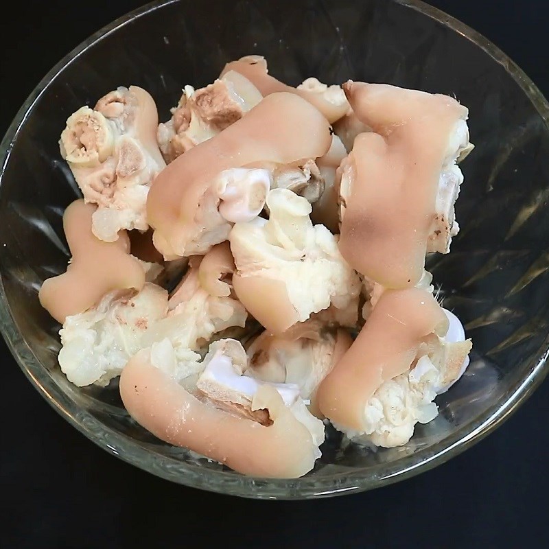 Bước 1 Sơ chế với trụng móng giò Móng giò kho sả ớt