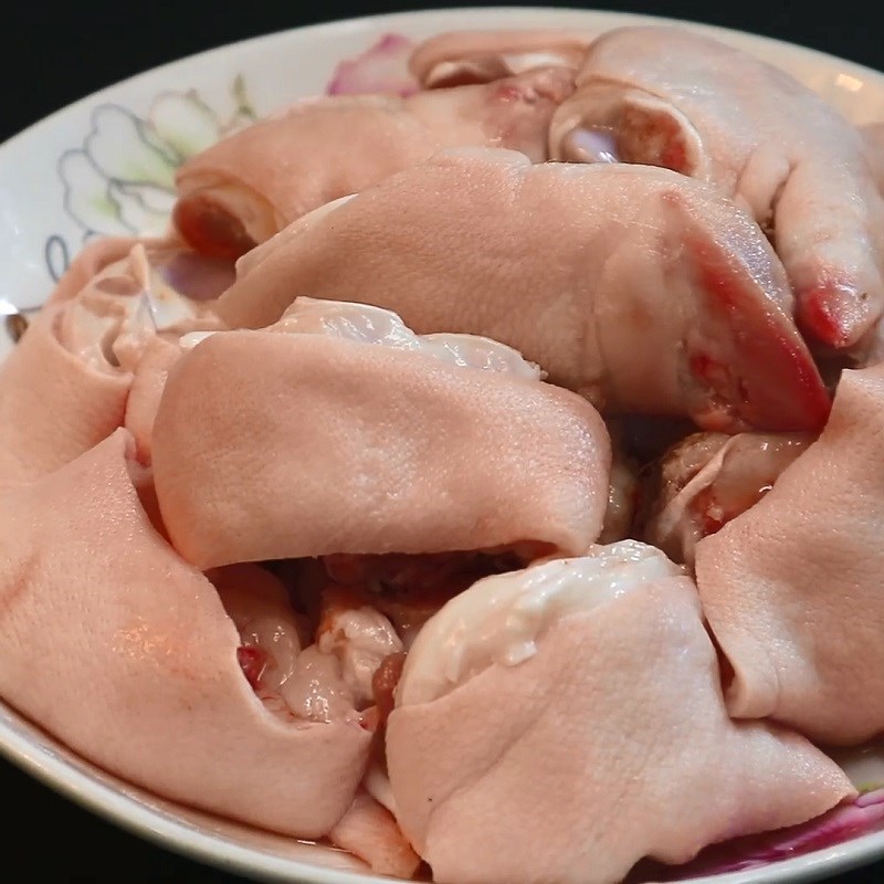 Bước 1 Sơ chế và trụng móng giò Móng giò kho sả ớt