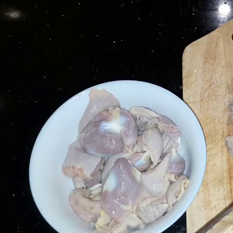 Bước 1 Sơ chế lòng gà Khoai tây xào lòng gà