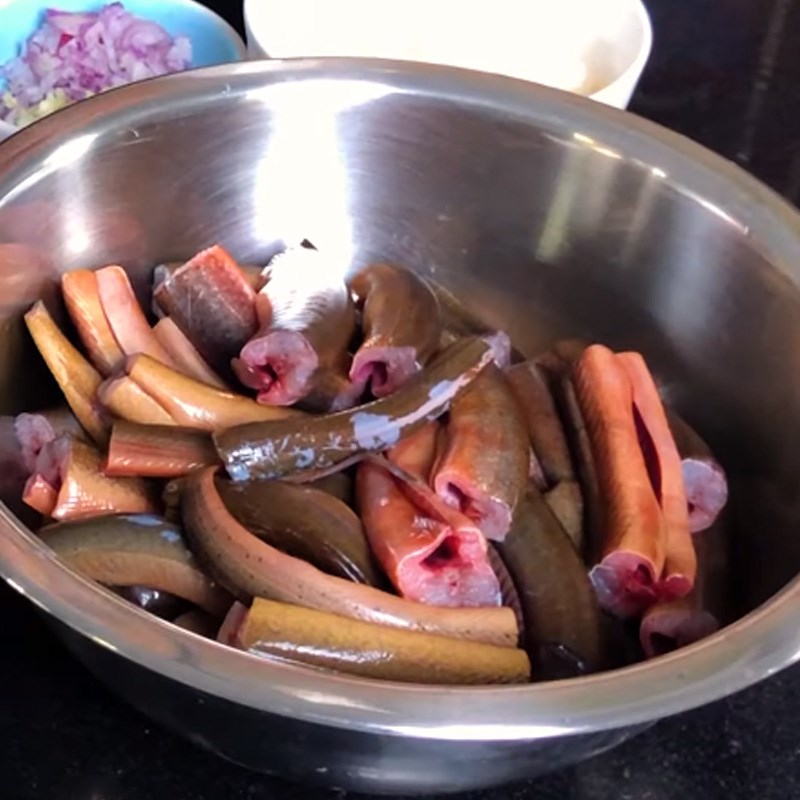 Bước 1 Sơ chế lươn Lẩu lươn nấu mẻ