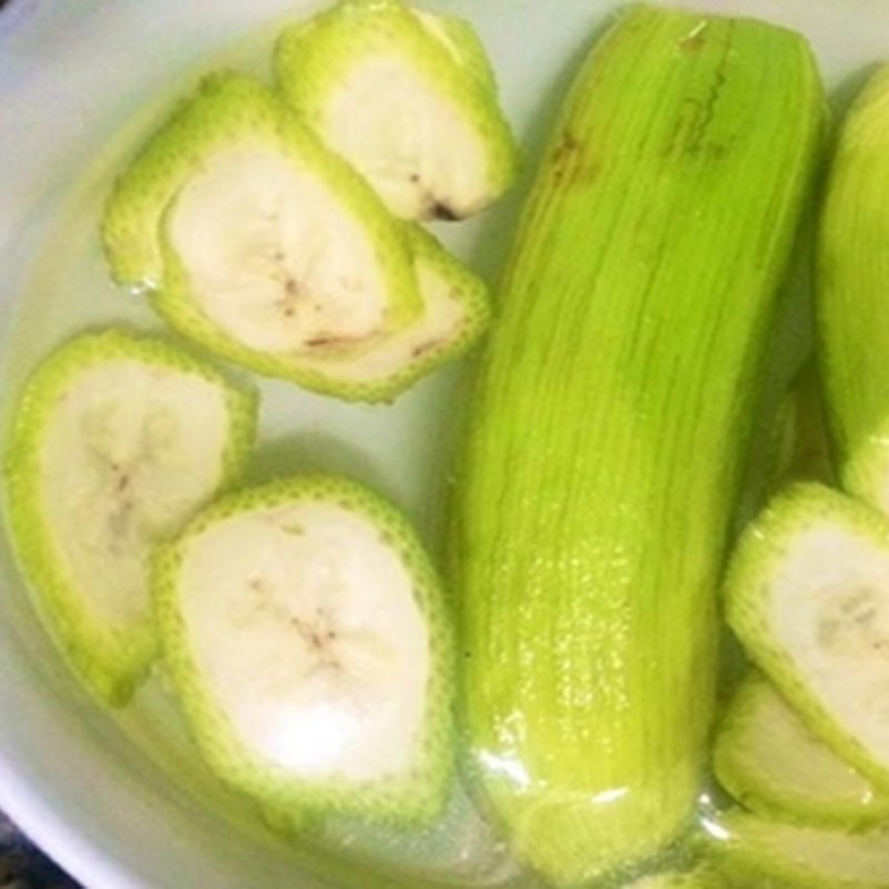 Bước 1 Sơ chế lươn và chuối xanh Lươn kho chuối xanh