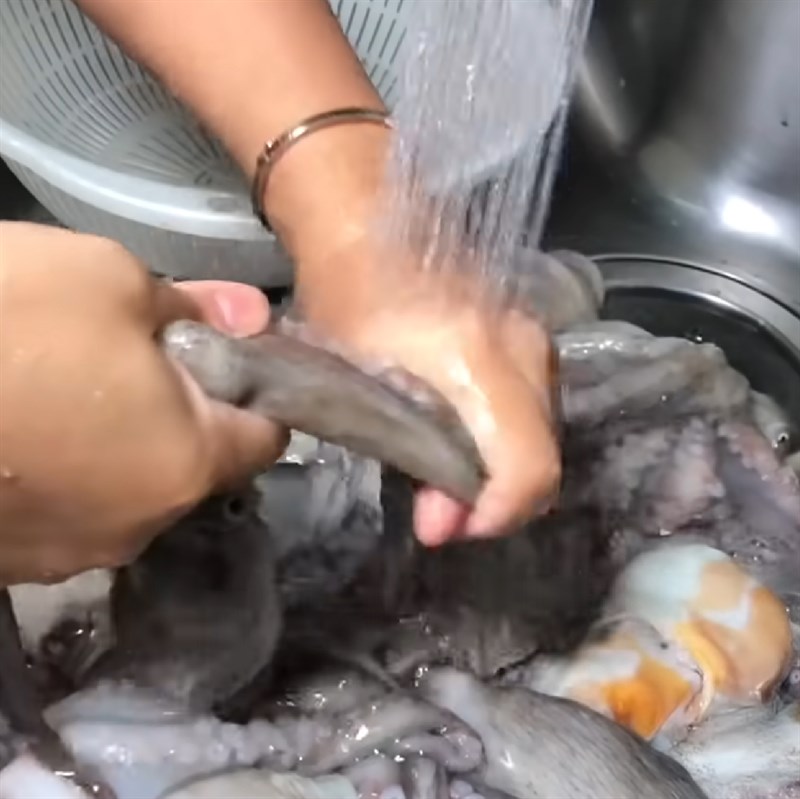 Bước 1 Sơ chế nguyên liệu Bạch tuộc khìa nước dừa