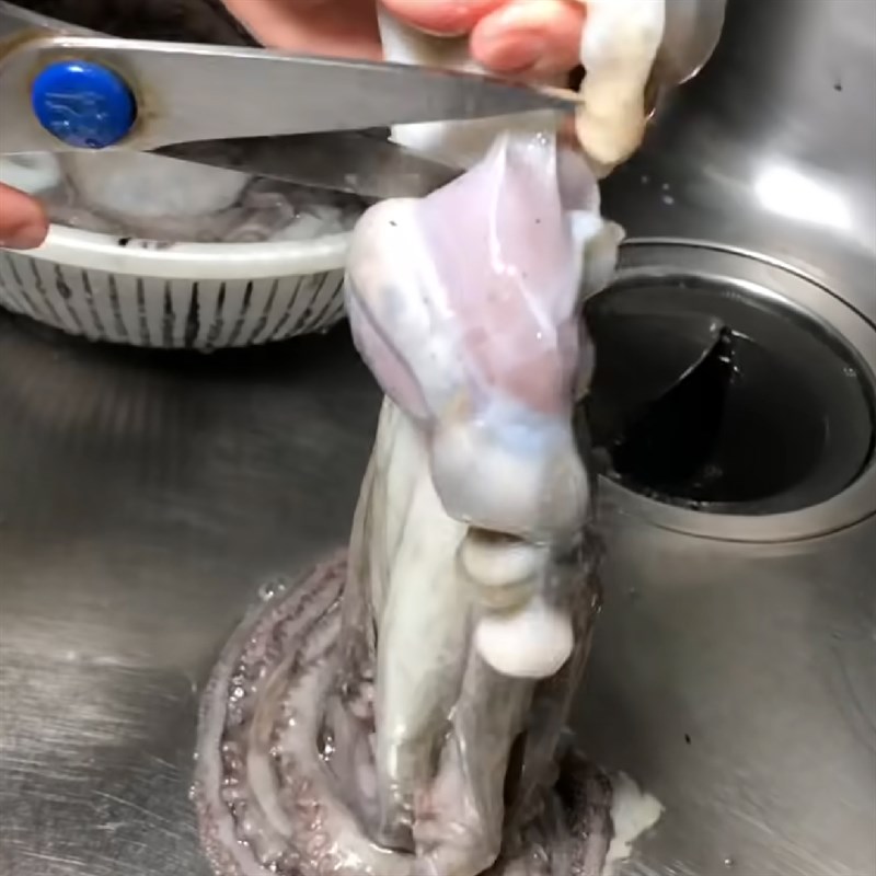 Bước 1 Sơ chế nguyên liệu Bạch tuộc khìa nước dừa