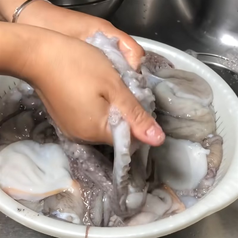 Bước 1 Sơ chế nguyên liệu Bạch tuộc khìa nước dừa