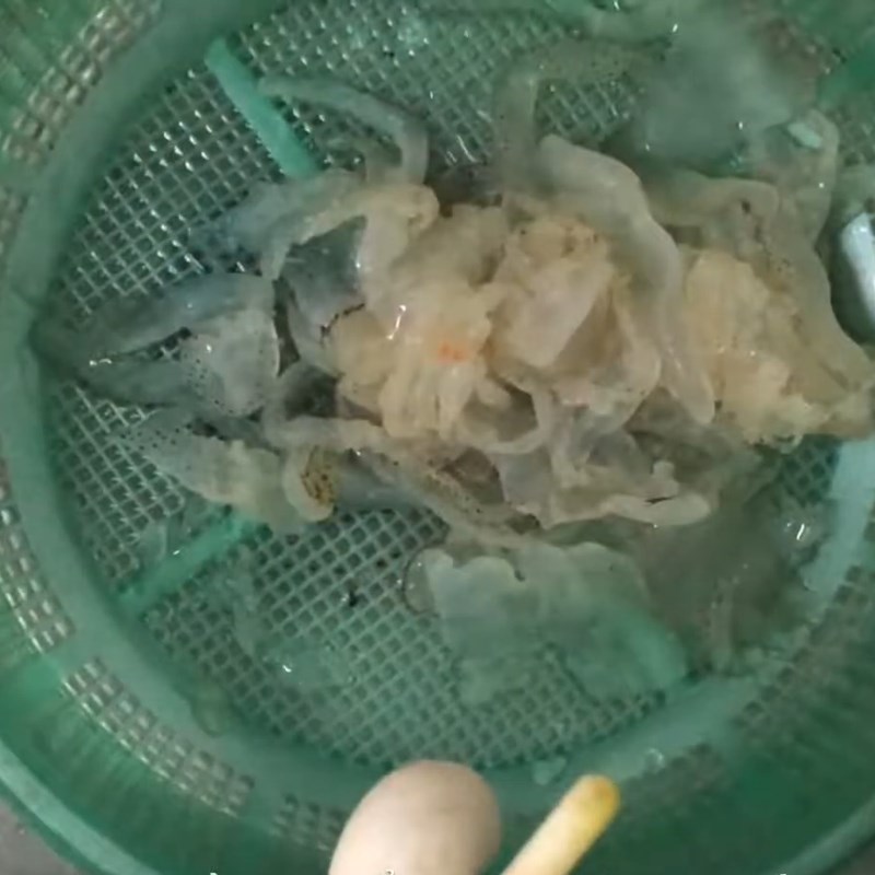 Bước 1 Sơ chế nguyên liệu Nộm sứa dưa chuột