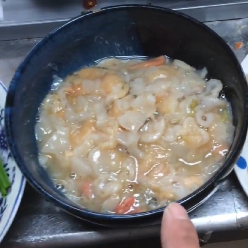 Bước 1 Sơ chế sò điệp Cháo hải sâm sò điệp