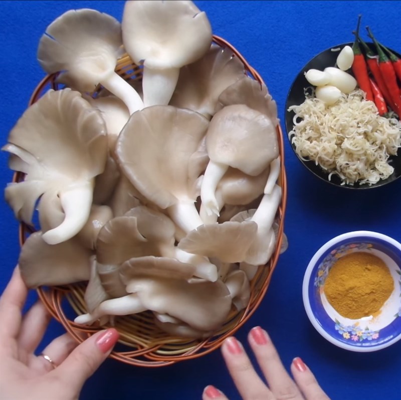 Bước 1 Sơ chế vật liệu Nnóng bào ngư xào sả ớt