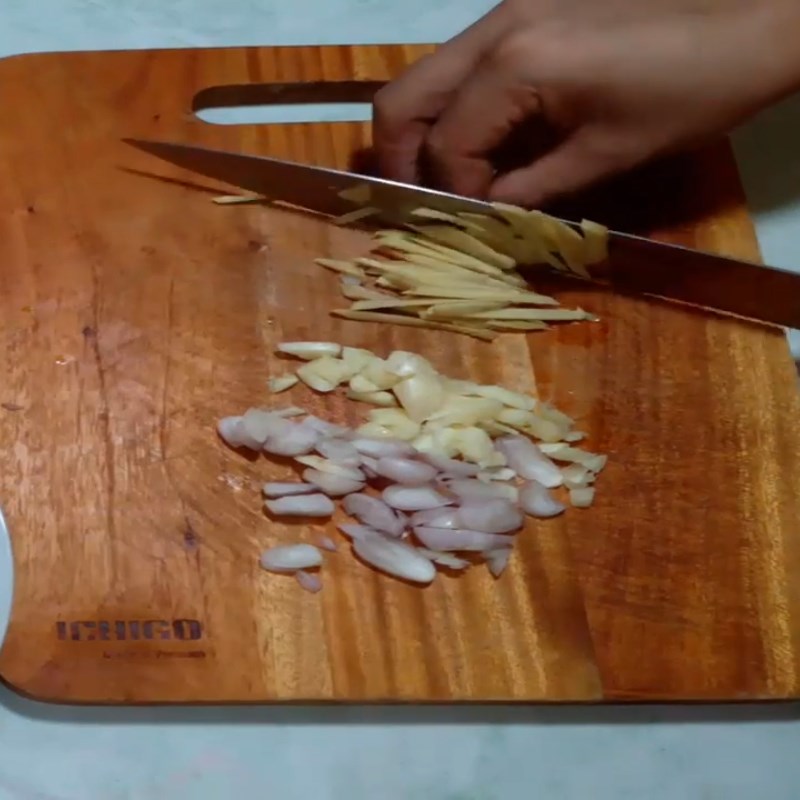 Bước 1 Sơ chế nguyên liệu Cá nhồng kho tiêu