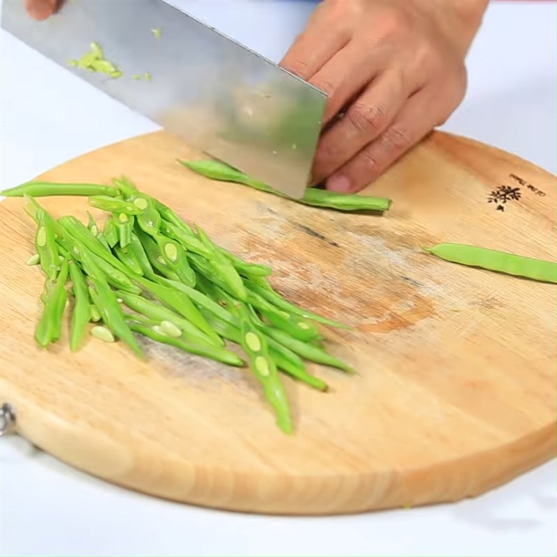 Cách 1 Sơ chế nguyên liệu Đậu que xào tỏi