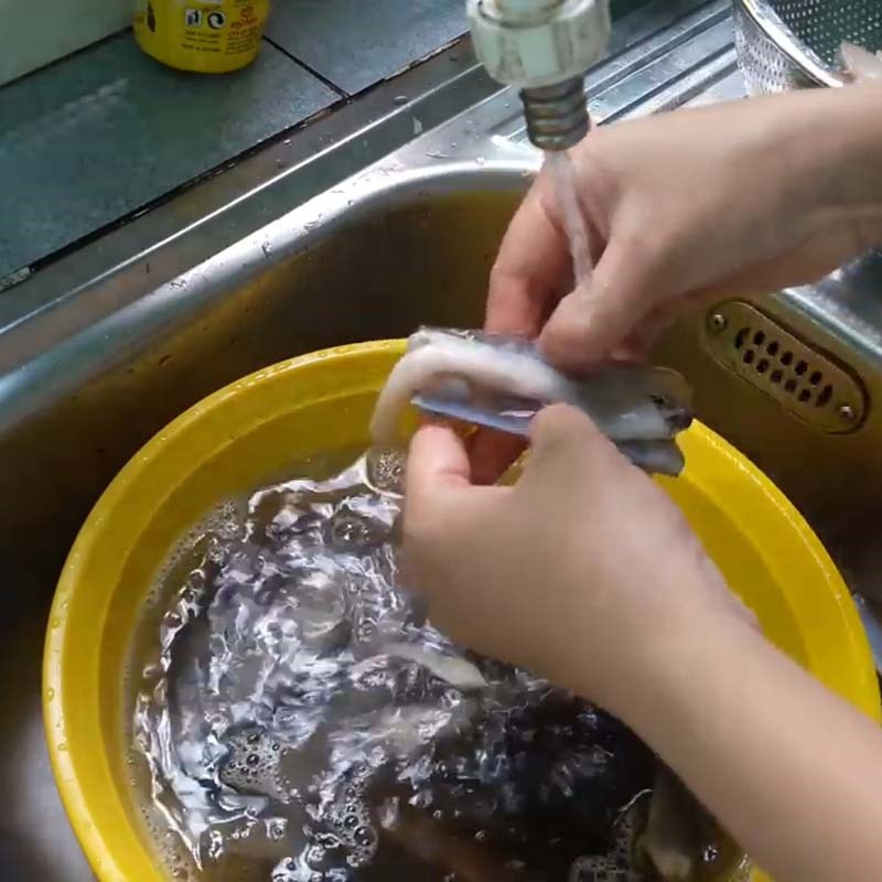 Bước 1 Sơ chế ốc móng tay Ốc móng tay xào măng tây