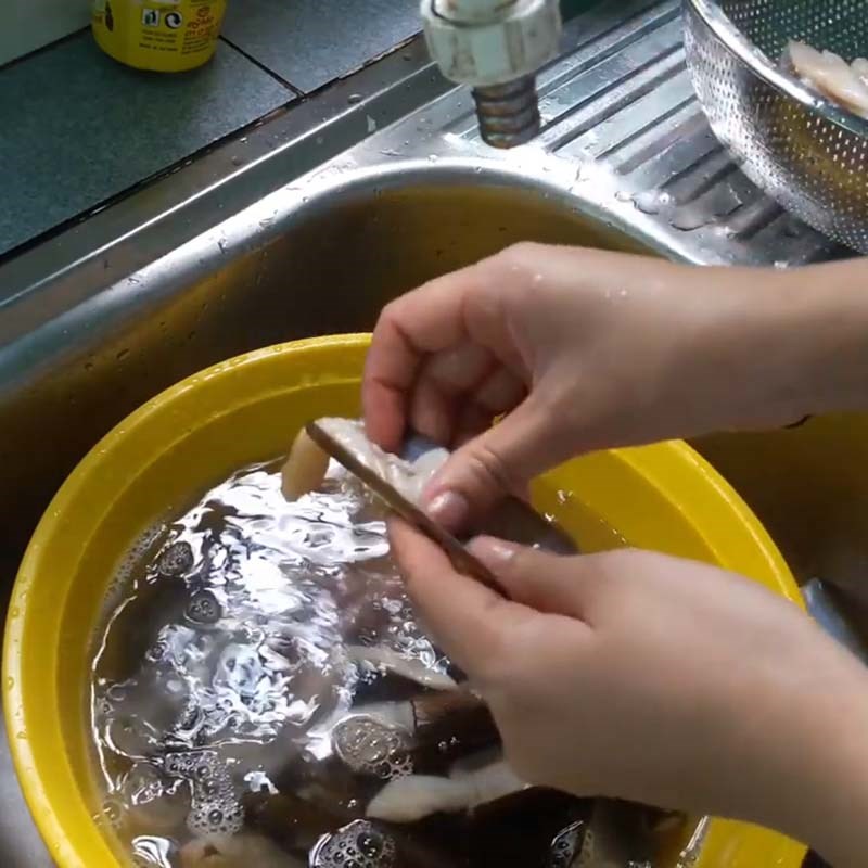 Bước 1 Sơ chế ốc móng tay Ốc móng tay xào măng tây