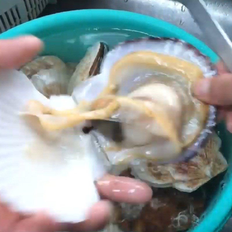 Bước 1 Sơ chế sò điệp Cháo hải sâm sò điệp