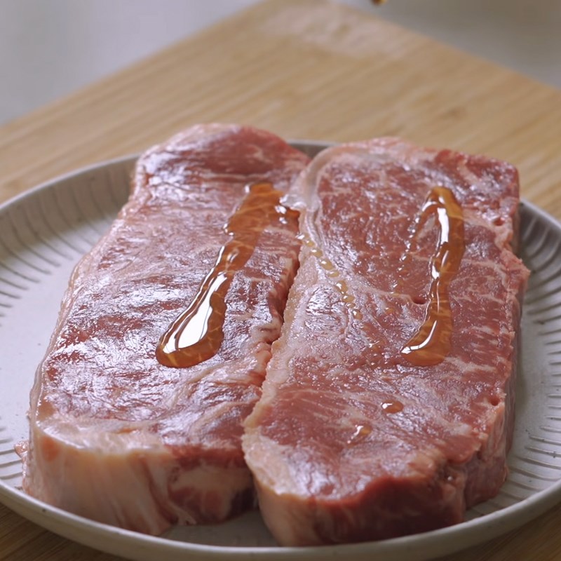 Bước 2 Sơ chế thịt bò Cơm bò bít tết kiểu Nhật