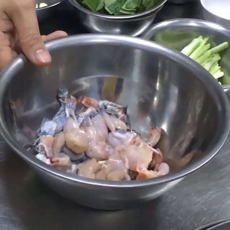 Bước 1 Sơ chế thịt ếch Măng trúc xào ếch