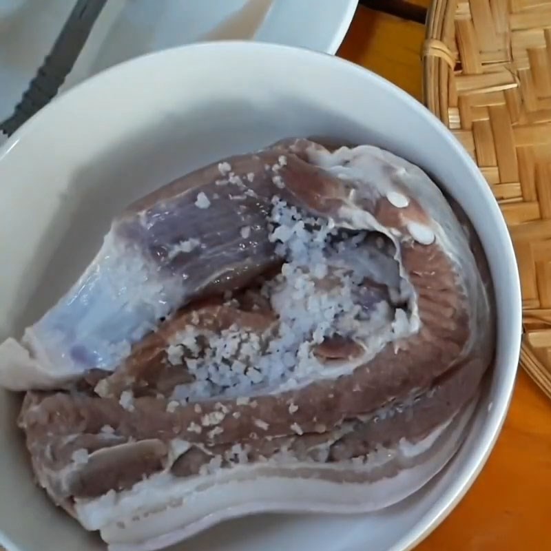 Bước 1 Sơ chế thịt heo Thịt kho nghệ