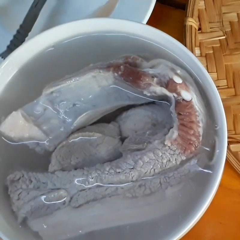 Bước 1 Sơ chế thịt heo Thịt kho nghệ