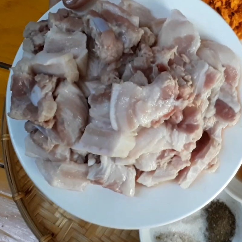 Bước 1 Sơ chế thịt heo Thịt kho nghệ