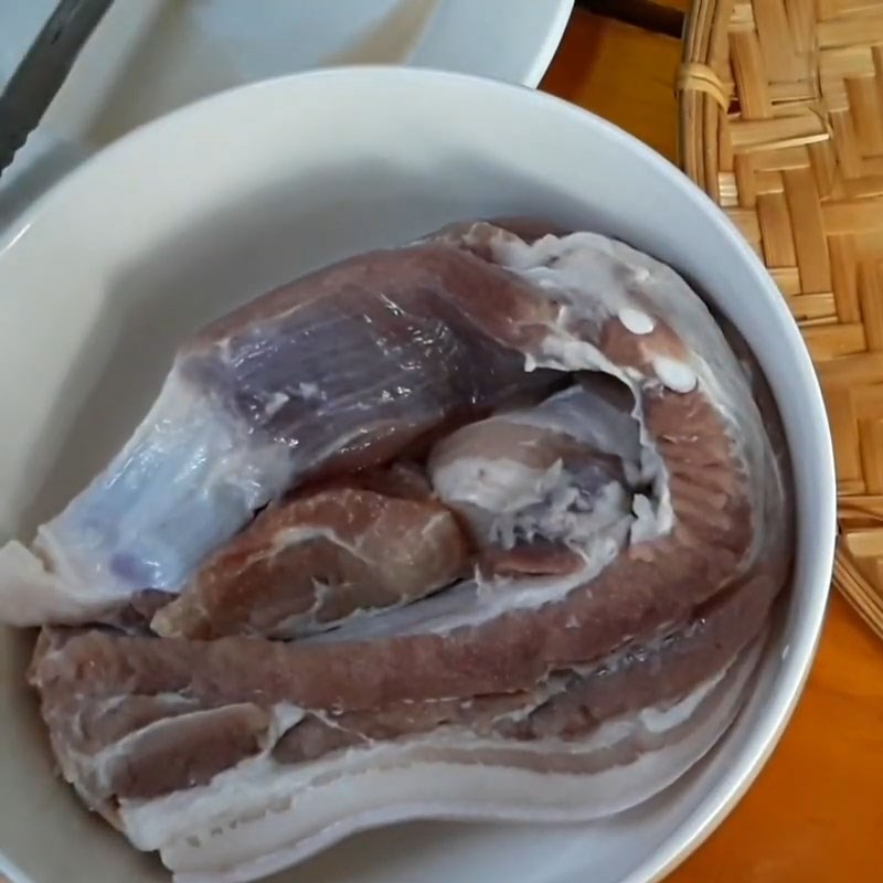 Bước 1 Sơ chế thịt heo Thịt kho nghệ