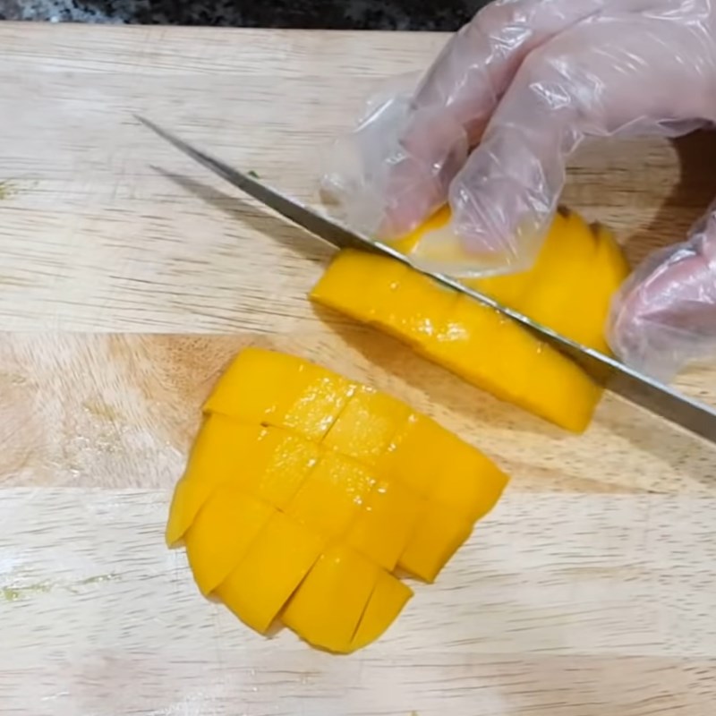 Bước 3 Sơ chế trái cây Kem sữa chua trái cây cốt dừa