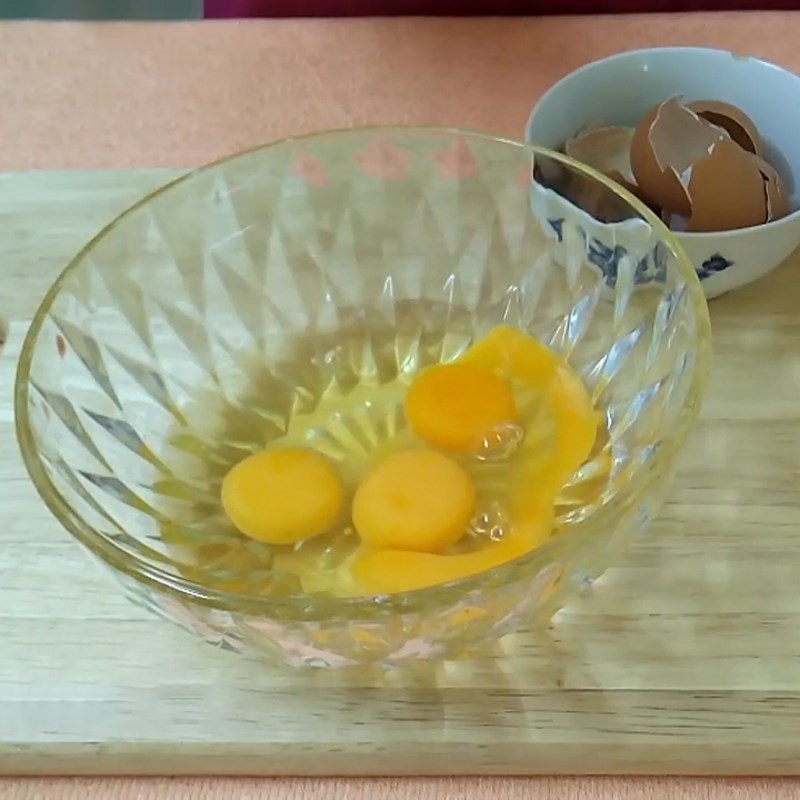 Bước 2 Sơ chế trứng Trứng cuộn rau củ