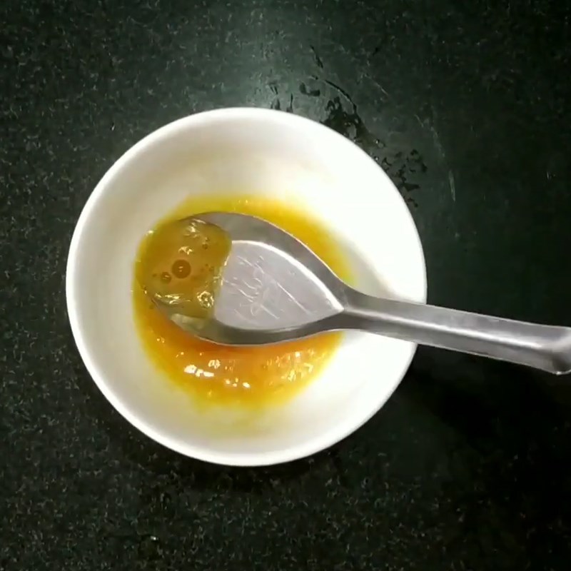 Bước 2 Sơ chế và lược chanh leo Sốt dầu trứng chanh leo