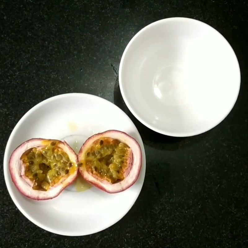 Bước 2 Sơ chế và lược chanh leo Sốt dầu trứng chanh leo