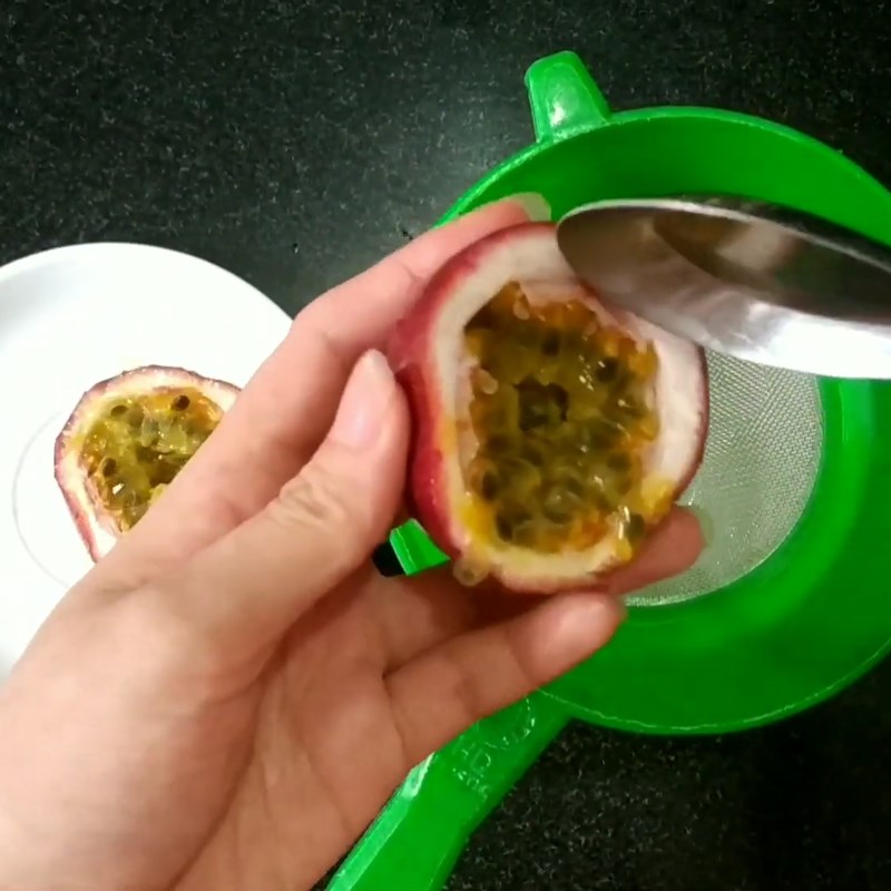 Bước 2 Sơ chế và lược chanh leo Sốt dầu trứng chanh leo