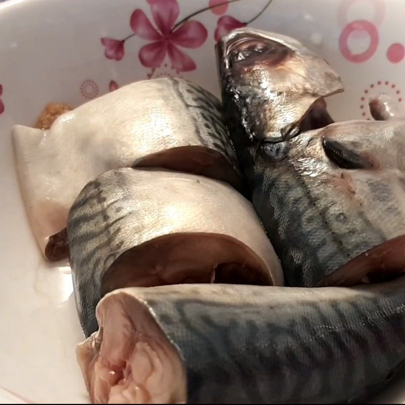 Bước 1 Sơ chế và ướp cá Cá thu Nhật kho thơm (dứa)