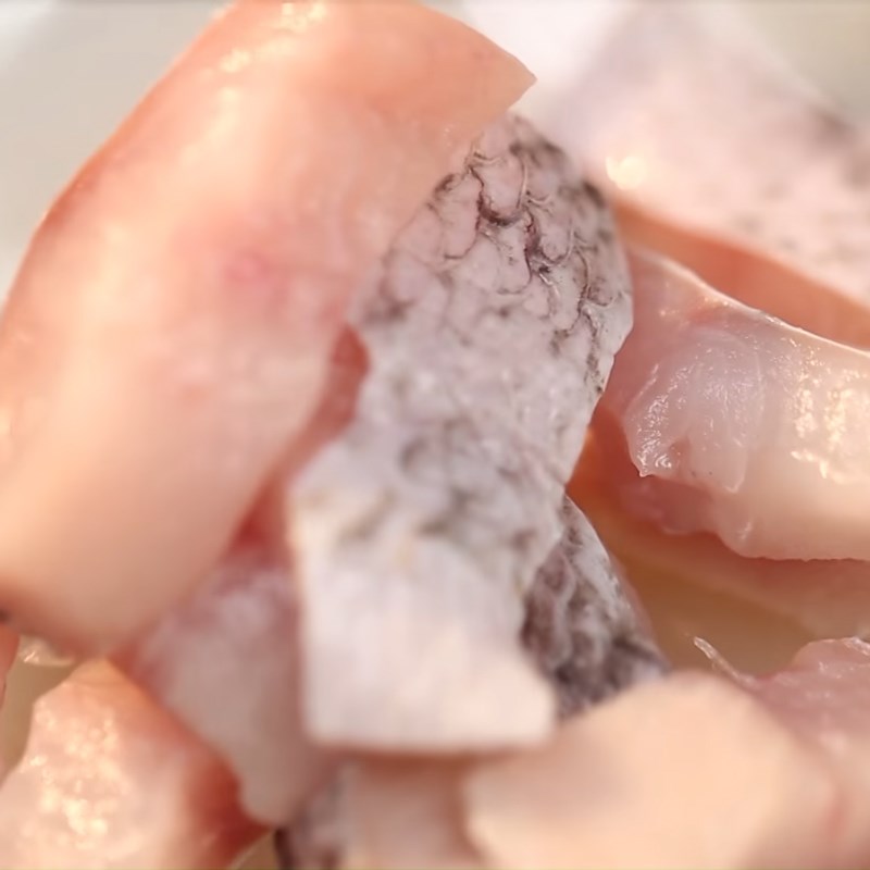 Bước 1 Sơ chế và ướp cá lóc Cá cuốn lá lốt