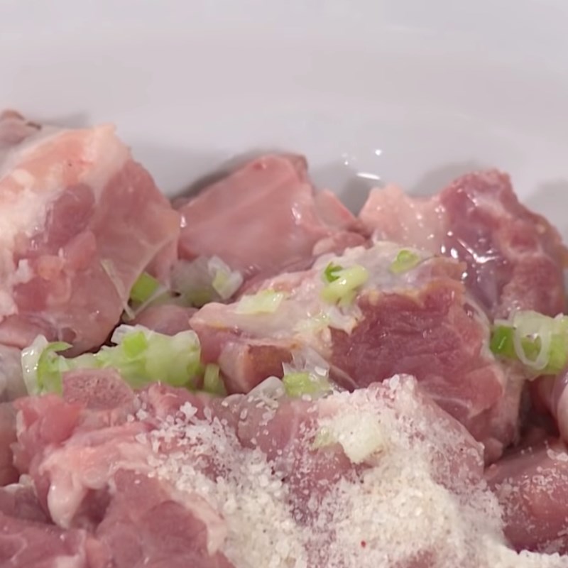 Bước 2 Sơ chế và ướp sườn Canh mít non nấu sườn