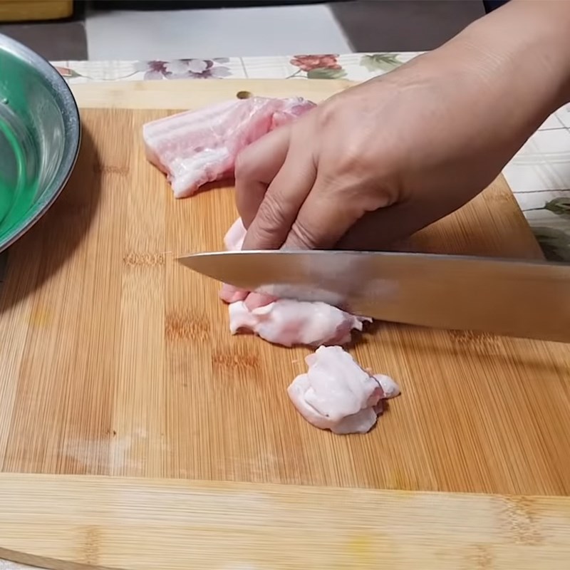 Bước 2 Sơ chế và ướp thịt heo Thịt kho củ cải muối
